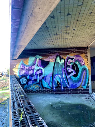 Cyan and Violet Stylewriting by Dr. Hiones. This Graffiti is located in Porto, Portugal and was created in 2024.