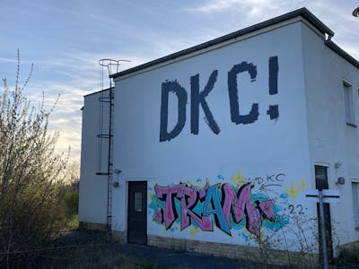 Colorful Stylewriting by Dachkatzencrew and Tram. This Graffiti is located in Leipzig, Germany and was created in 2022. This Graffiti can be described as Stylewriting, Street Bombing and Roll Up.