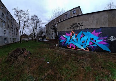 Light Blue and Coralle and Blue Stylewriting by KNOR. This Graffiti is located in Baia Mare, Romania and was created in 2023.