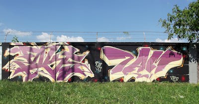 Coralle Stylewriting by 7AM. This Graffiti is located in Novi Sad, CS and was created in 2013. This Graffiti can be described as Stylewriting and Wall of Fame.