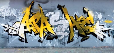 Yellow and Grey Stylewriting by apashe. This Graffiti is located in MONTREAL, Canada and was created in 2018. This Graffiti can be described as Stylewriting and Wall of Fame.