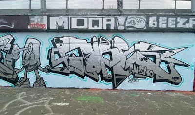 Chrome and Light Blue and Black Stylewriting by Core246 and smo__crew. This Graffiti is located in London, United Kingdom and was created in 2023. This Graffiti can be described as Stylewriting, Characters and Wall of Fame.