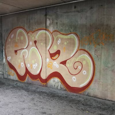 Beige and Orange Stylewriting by Den Pen. This Graffiti is located in Finland and was created in 2021. This Graffiti can be described as Stylewriting and Street Bombing.