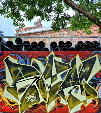 Black and Yellow Stylewriting by royal and SIDOK. This Graffiti is located in Budapest, Hungary and was created in 2022. This Graffiti can be described as Stylewriting and Wall of Fame.