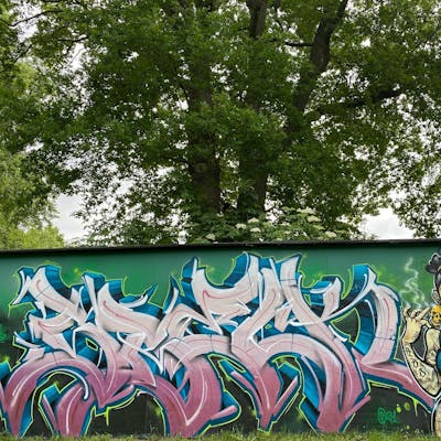 Coralle and Blue Stylewriting by Sbecky and Sbek. This Graffiti is located in Oldenburg, Germany and was created in 2021.
