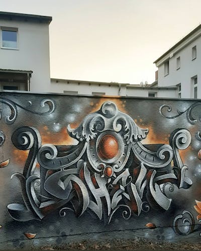 Grey and Orange Stylewriting by Shew, the Buddys and Büro21. This Graffiti is located in Strausberg, Germany and was created in 2021. This Graffiti can be described as Stylewriting, Characters and Streetart.