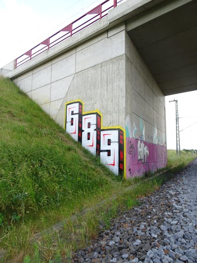 White and Red Stylewriting by 689 and 689ers. This Graffiti is located in Großenhain, Germany and was created in 2022. This Graffiti can be described as Stylewriting and Line Bombing.