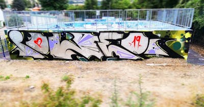 Chrome and Colorful Stylewriting by Roweo and mtl crew. This Graffiti is located in Saalfeld (Saale), Germany and was created in 2019.