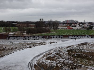 Chrome Stylewriting by Hmas, ZEAD, RÜDE and 689. This Graffiti is located in Germany and was created in 2021. This Graffiti can be described as Stylewriting and Street Bombing.