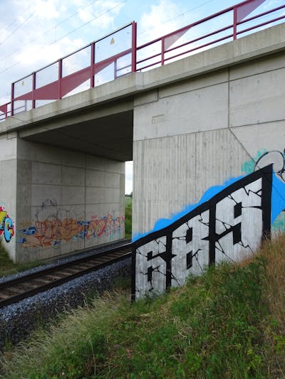 Chrome and Black and Light Blue Stylewriting by 689 and 689ers. This Graffiti is located in Großenhain, Germany and was created in 2022. This Graffiti can be described as Stylewriting and Line Bombing.