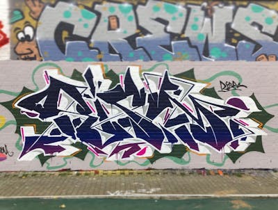 White and Black and Violet Stylewriting by Rism. This Graffiti is located in Rostock, Germany and was created in 2023.