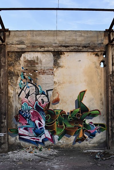 Colorful Stylewriting by Heny and Zark. This Graffiti is located in Thessaloniki, Greece and was created in 2022. This Graffiti can be described as Stylewriting and Abandoned.