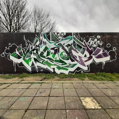 White and Green and Violet Stylewriting by Acide4000. This Graffiti is located in Liège, Belgium and was created in 2023. This Graffiti can be described as Stylewriting and Wall of Fame.