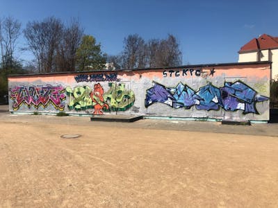 Colorful Wall of Fame by wade, Plas and Twis. This Graffiti is located in Leipzig, Germany and was created in 2022. This Graffiti can be described as Wall of Fame, Stylewriting and Characters.