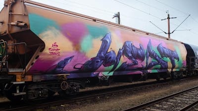 Colorful and Violet Stylewriting by Fat Heat. This Graffiti is located in Budapest, Hungary and was created in 2019. This Graffiti can be described as Stylewriting, Trains and Freights.