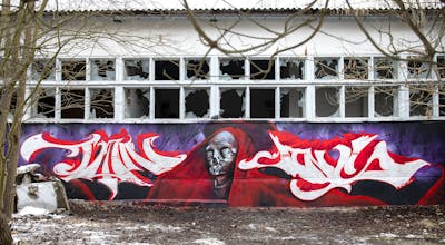Red and White and Violet Stylewriting by Cors One and Ton 23G. This Graffiti is located in Berlin, Germany and was created in 2023. This Graffiti can be described as Stylewriting, Characters and Abandoned.