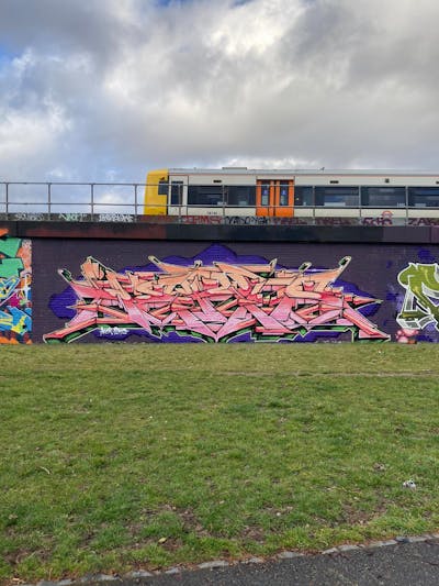 Coralle and Colorful Stylewriting by hertse1 and smo__crew. This Graffiti is located in London, United Kingdom and was created in 2023. This Graffiti can be described as Stylewriting and Wall of Fame.