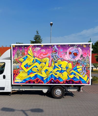 Colorful and Yellow Stylewriting by Shew, the Buddys and Büro21. This Graffiti is located in Berlin, Germany and was created in 2023. This Graffiti can be described as Stylewriting, Characters and Cars.