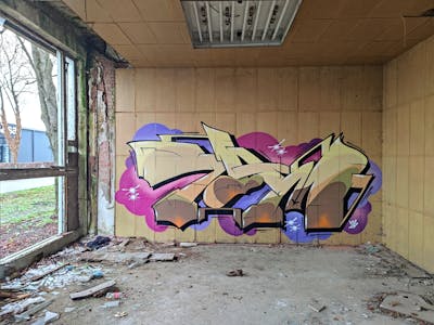Colorful and Beige Stylewriting by 7AM. This Graffiti is located in Sombor, Serbia and was created in 2024. This Graffiti can be described as Stylewriting and Abandoned.
