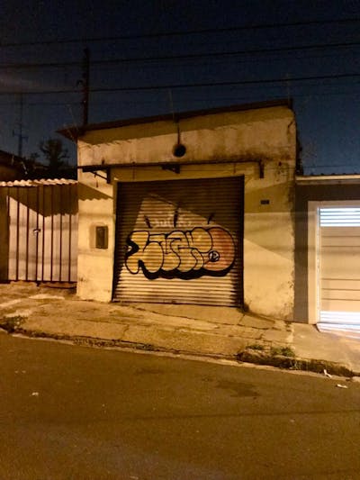 Black and Beige Street Bombing by Lucro. This Graffiti is located in Piracicaba, Brazil and was created in 2023. This Graffiti can be described as Street Bombing, Stylewriting and Throw Up.