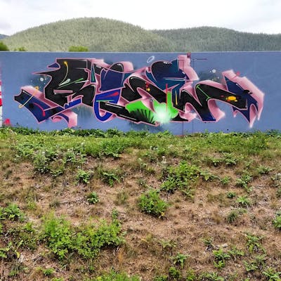 Black and Colorful Stylewriting by Roweo and mtl crew. This Graffiti is located in Saalfeld (Saale), Germany and was created in 2019.