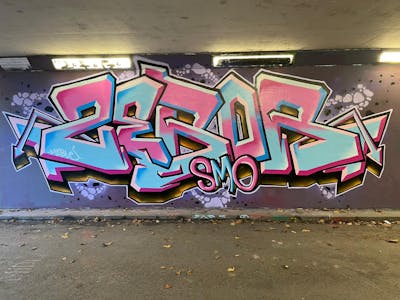 Light Blue and Coralle Stylewriting by Zebor and smo__crew. This Graffiti is located in London, United Kingdom and was created in 2022. This Graffiti can be described as Stylewriting and Wall of Fame.