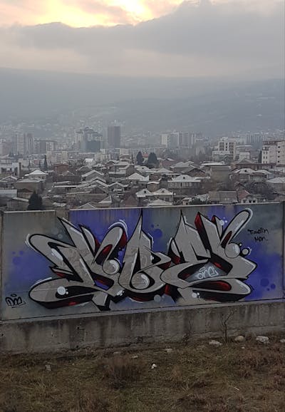 Chrome Stylewriting by Doe. This Graffiti is located in Tbilisi, Georgia and was created in 2022. This Graffiti can be described as Stylewriting, Street Bombing and Atmosphere.