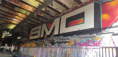 White and Black and Red Wall of Fame by smo__crew. This Graffiti is located in London, United Kingdom and was created in 2021. This Graffiti can be described as Wall of Fame and Roll Up.