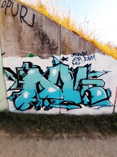Light Blue Stylewriting by Doko. This Graffiti is located in France and was created in 2022. This Graffiti can be described as Stylewriting and Street Bombing.