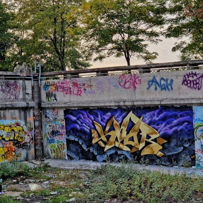 Beige and Violet and Grey Stylewriting by KNOR. This Graffiti is located in Baia Mare, Romania and was created in 2023. This Graffiti can be described as Stylewriting, Atmosphere and Abandoned.