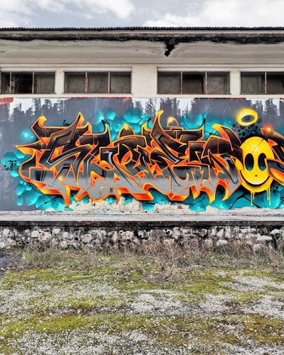Grey and Orange Stylewriting by Classiks, shuen and STBcrew. This Graffiti is located in Larisa, Greece and was created in 2022. This Graffiti can be described as Stylewriting and Abandoned.