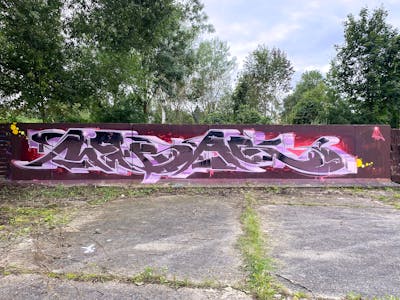Violet and Red Special by mobar. This Graffiti is located in Döbeln, Germany and was created in 2021. This Graffiti can be described as Special and Stylewriting.