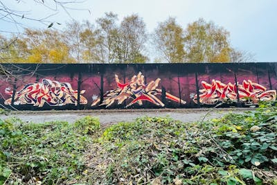 Red and Colorful Stylewriting by Abik, zoxes and Droe. This Graffiti is located in Hamburg, Germany and was created in 2021. This Graffiti can be described as Stylewriting and Wall of Fame.