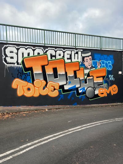 Orange and Black and Colorful Stylewriting by smo__crew and Toile. This Graffiti is located in London, United Kingdom and was created in 2022. This Graffiti can be described as Stylewriting and Characters.