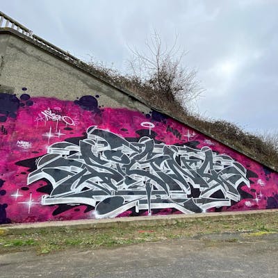 Coralle and Grey Stylewriting by Signo. This Graffiti is located in France and was created in 2024.