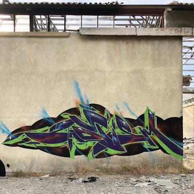 Light Green and Violet Stylewriting by Zota. This Graffiti is located in Greece and was created in 2022. This Graffiti can be described as Stylewriting and Abandoned.