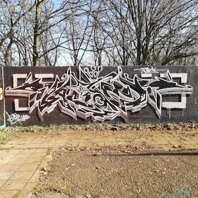 Grey and Black Stylewriting by cbx and Acide4000. This Graffiti is located in Liège, Belgium and was created in 2023. This Graffiti can be described as Stylewriting and Wall of Fame.
