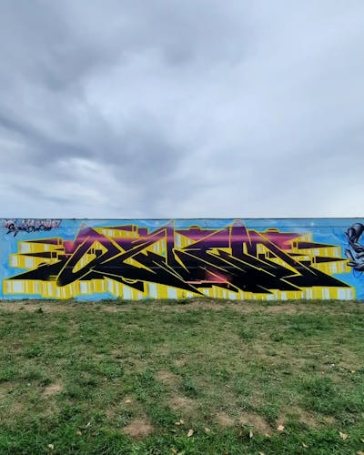 Colorful and Yellow Stylewriting by Ozler. This Graffiti is located in HALLE, Germany and was created in 2022. This Graffiti can be described as Stylewriting and Wall of Fame.
