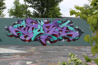 Cyan and Violet Stylewriting by Utopia. This Graffiti is located in Dresden, Germany and was created in 2020. This Graffiti can be described as Stylewriting and Wall of Fame.