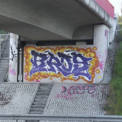 Violet and Orange and White Stylewriting by rizok, R120K and bros. This Graffiti is located in Leipzig, Germany and was created in 2021. This Graffiti can be described as Stylewriting and Street Bombing.