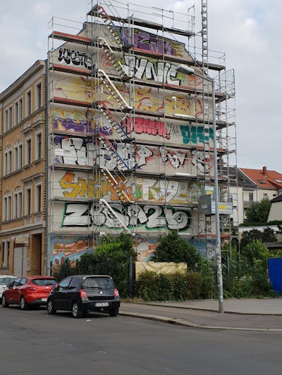 Colorful and Chrome Stylewriting by Uzie, zynik, besz, noid, Dorsh, Fuse, Snike, tyger, ZBG and A26. This Graffiti is located in Leipzig, Germany and was created in 2021. This Graffiti can be described as Stylewriting and Street Bombing.