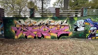 Coralle and Colorful Stylewriting by Picks. This Graffiti is located in Hettstedt, Germany and was created in 2022. This Graffiti can be described as Stylewriting, Wall of Fame and Characters.