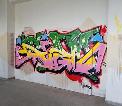Colorful Stylewriting by Gizmo. This Graffiti is located in Thessaloniki, Greece and was created in 2023. This Graffiti can be described as Stylewriting and Abandoned.