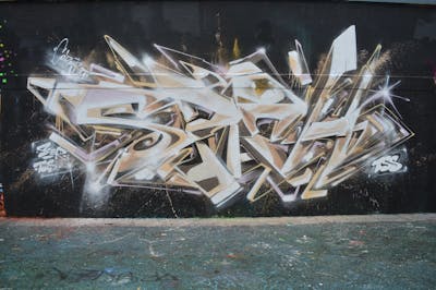 Beige Stylewriting by CDSK and Chips. This Graffiti is located in London, United Kingdom and was created in 2023. This Graffiti can be described as Stylewriting and Wall of Fame.