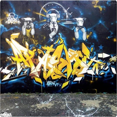 Yellow and Colorful Stylewriting by apashe. This Graffiti is located in Quebec, Canada and was created in 2015. This Graffiti can be described as Stylewriting.