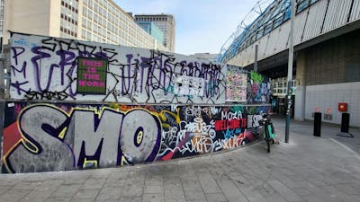 Chrome and Black Stylewriting by smo__crew. This Graffiti is located in Wolverhampton, United Kingdom and was created in 2023. This Graffiti can be described as Stylewriting and Street Bombing.