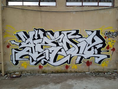 Black and Yellow and White Stylewriting by Gizmo. This Graffiti is located in Thessaloniki, Greece and was created in 2023. This Graffiti can be described as Stylewriting and Abandoned.