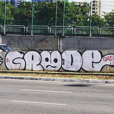 White and Black Street Bombing by Grude. This Graffiti is located in salvador, Brazil and was created in 2021. This Graffiti can be described as Street Bombing and Throw Up.