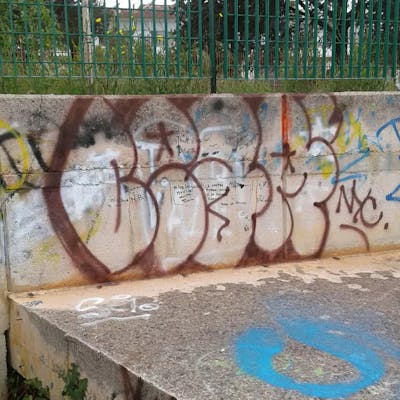 Brown Throw Up by CEAR.ONE. This Graffiti is located in Bari, Italy and was created in 2023.