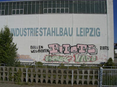 Coralle and Black Stylewriting by Riots. This Graffiti is located in Leipzig, Germany and was created in 2006. This Graffiti can be described as Stylewriting, Roll Up and Street Bombing.